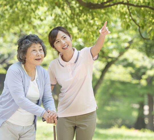 散歩の介助をする女性スタッフ
