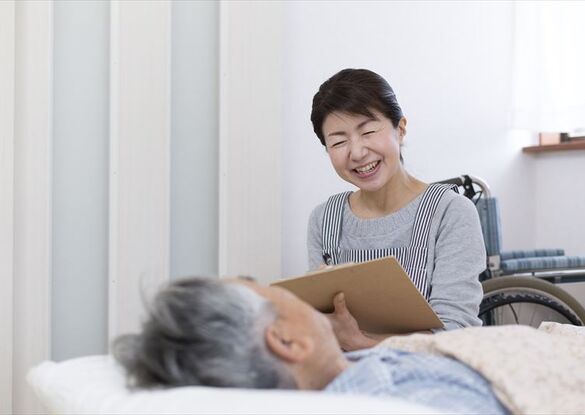 話を聞く女性スタッフ